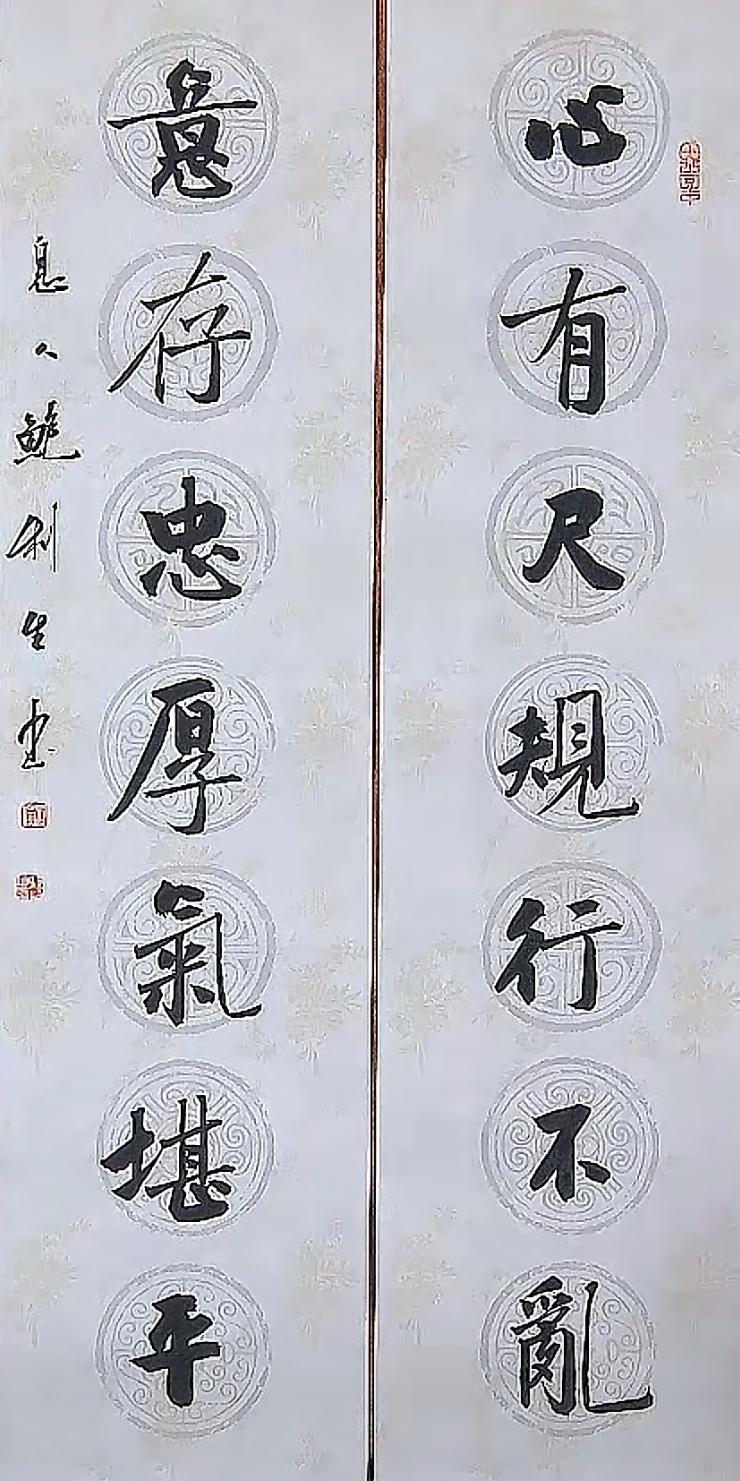 鲍兄的行书楹联真是一绝，清雅大气得让人挪不开眼。像“云轻溪浅阶前静，月白泉清入