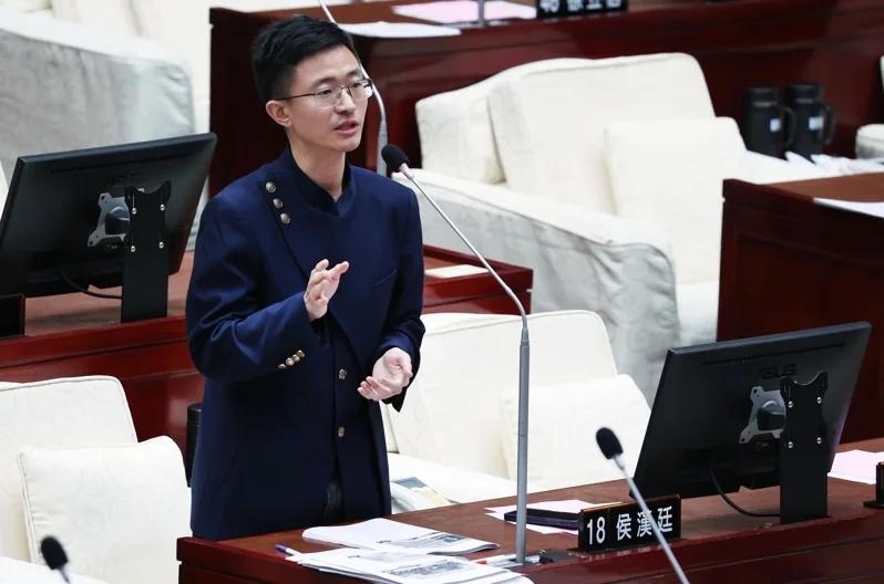 中天记者遭羁押！新党侯汉廷自曝曾遭抹红台湾中天记者“马德”林宸佑疑被控担任中间