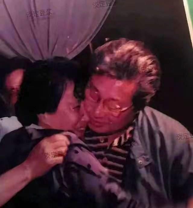 这张图片是“文革”后一位有心的记者拍下的珍贵照片。这是电影界知名导演和卓有成就