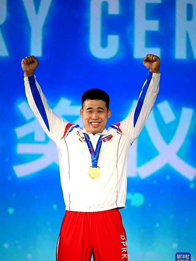 这绝对是上演了一出“三国杀”的戏码！朝鲜猛将罗光列硬是虎口夺食，从中国队的包围圈
