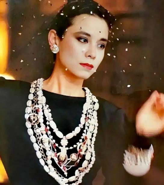 1991年的巴黎，名模周天娜向记者坦言：“我这辈子没胡乱与人发生关系，可是在感情