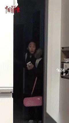 钥匙插进锁孔，转动，门“咔哒”一声开了。姐姐背着书包，刚踏进家门，整个人就像被