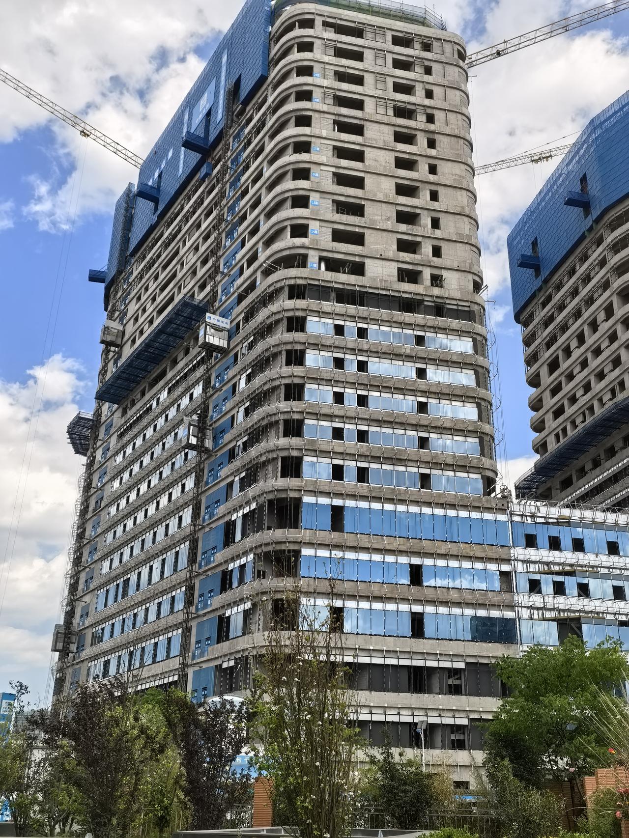 云南省肿瘤医院扩建项目施工是快现在正在装外墙玻璃，到今年12月31日要完成达到