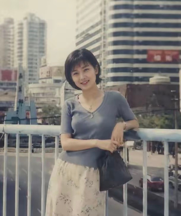 高圆圆17岁旧照刷屏！1996年的她短发清纯，邻家少女感十足，留住青春留住美