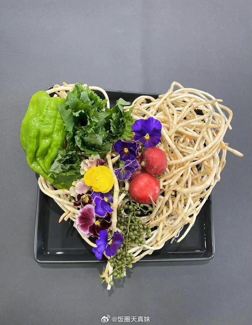 邓超孙俪鱼腥草真爱粉救命！超哥见了鱼腥草跟见了宝似的，买一筐给孙俪，之前俪姐也