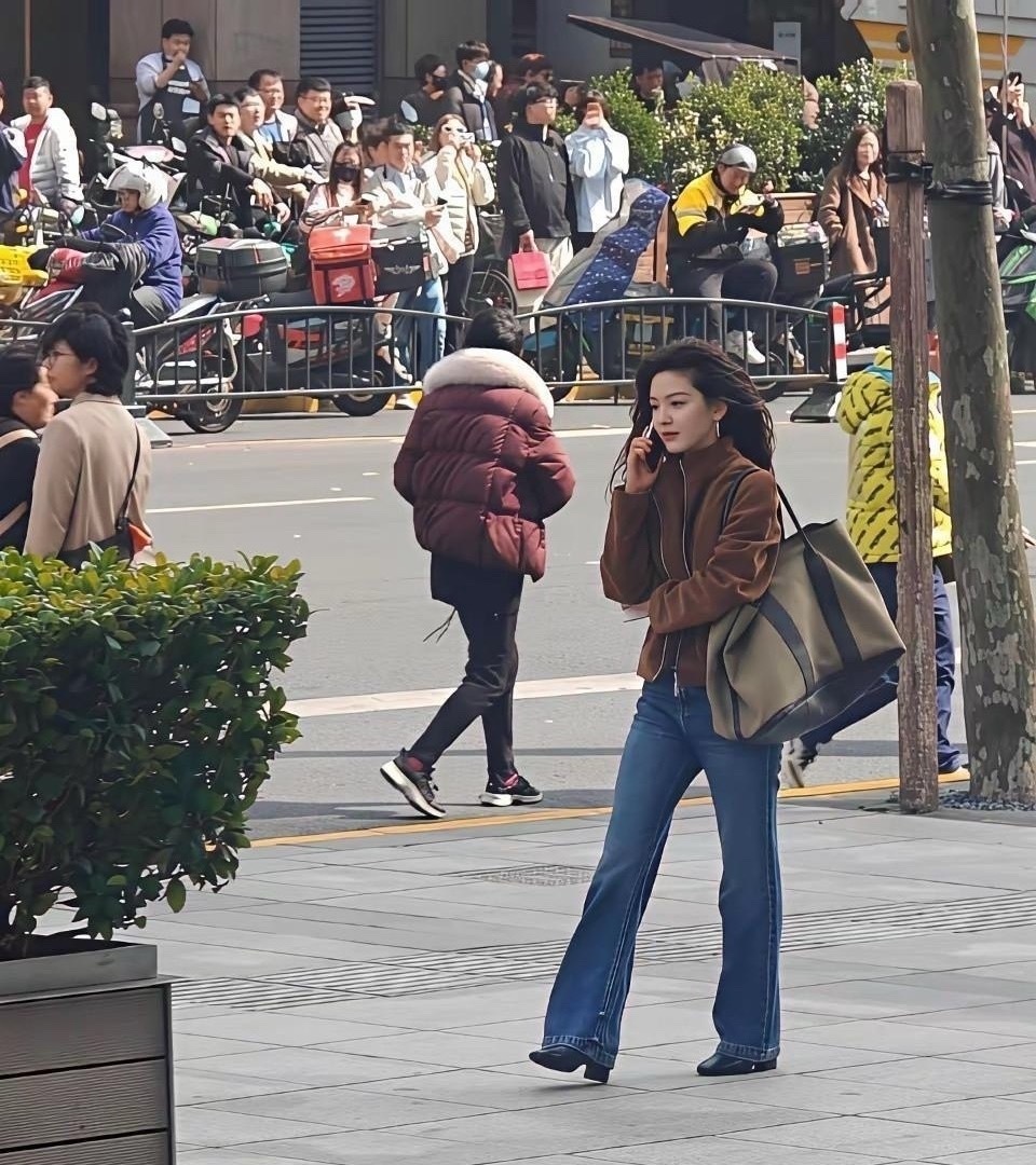 偶遇章若楠就懂了￼，明星的淡颜在现实中的冲击力有多大​​​