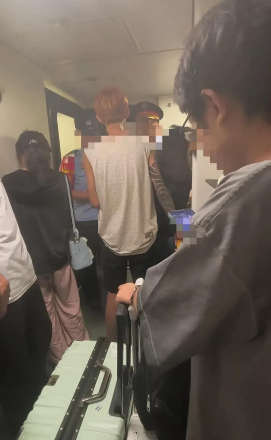 火车上黄毛纹身东北年轻人霸占已有主人的座位拒不给原主腾座位，尽管原座位主人好话说
