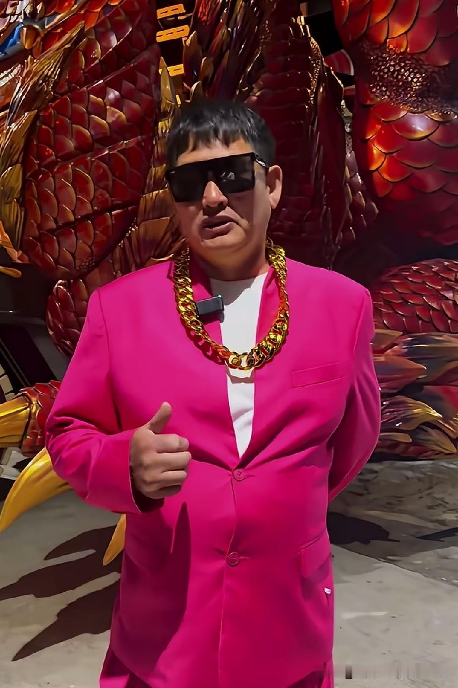 朱之文又出来显丑了，话说这是什么造型呀，他穿着奇葩的服装，嘴里还叽哩咕噜的说着英