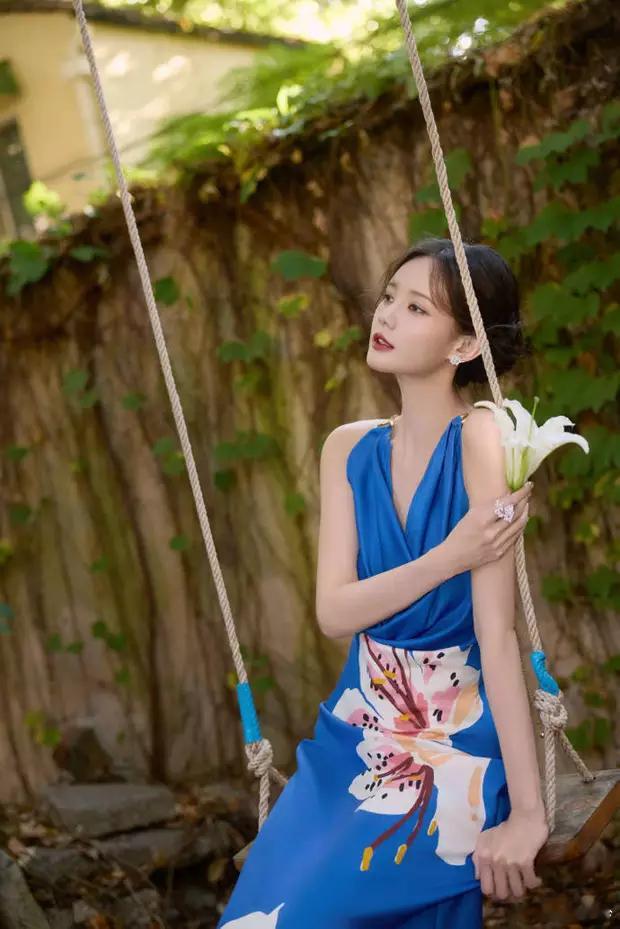 分享娱乐分享娱乐李一桐穿蓝色礼裙笑容明艳精致妆容衬出优雅浪漫​​​