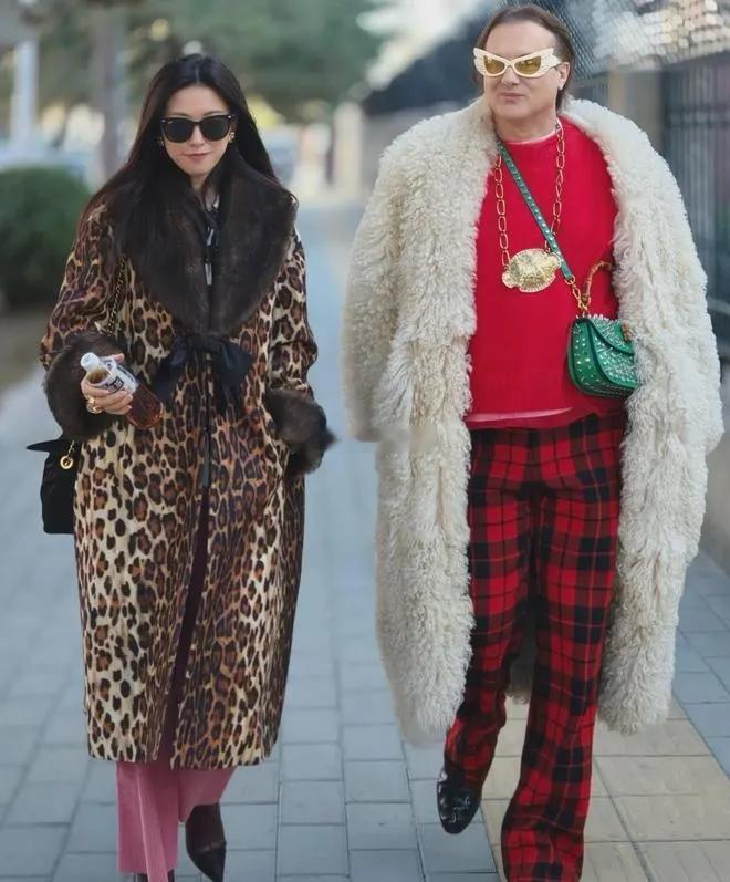 朱珠这造型太绝了！豹纹皮草外套野性又奢华，粉色丝绒裤柔美吸睛，搭在一起时髦洋气，
