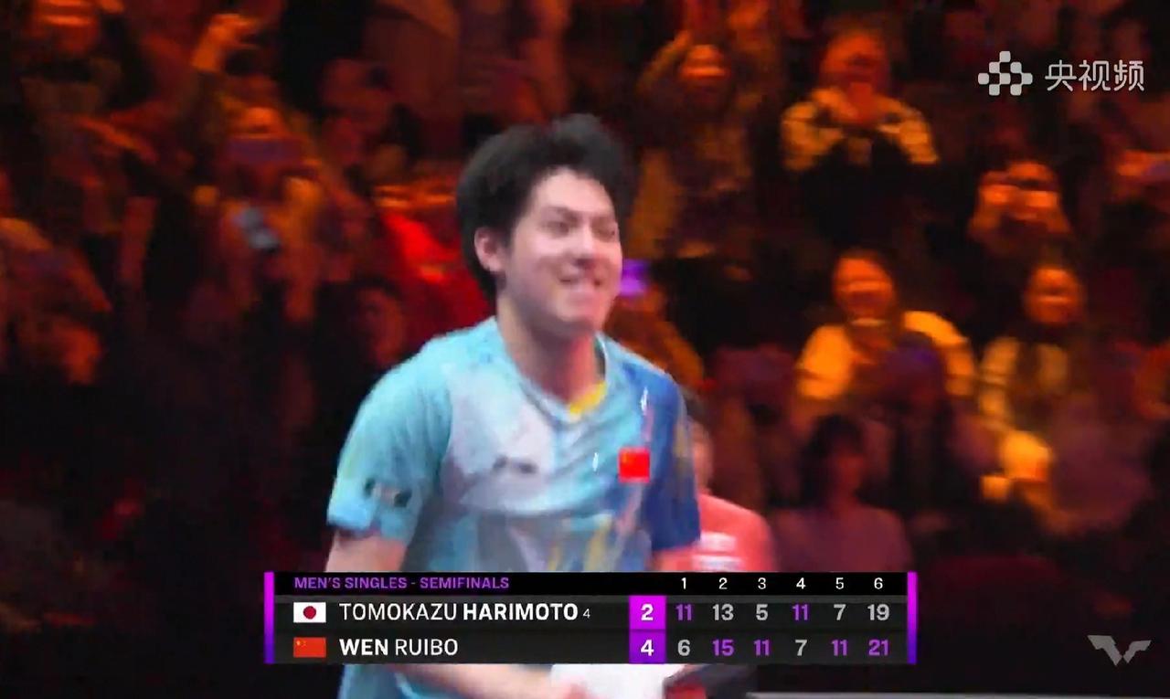 温瑞博大战张本，在赢得了比赛之后，跑向他的教练，不得不说，教练刘恒在这场比赛