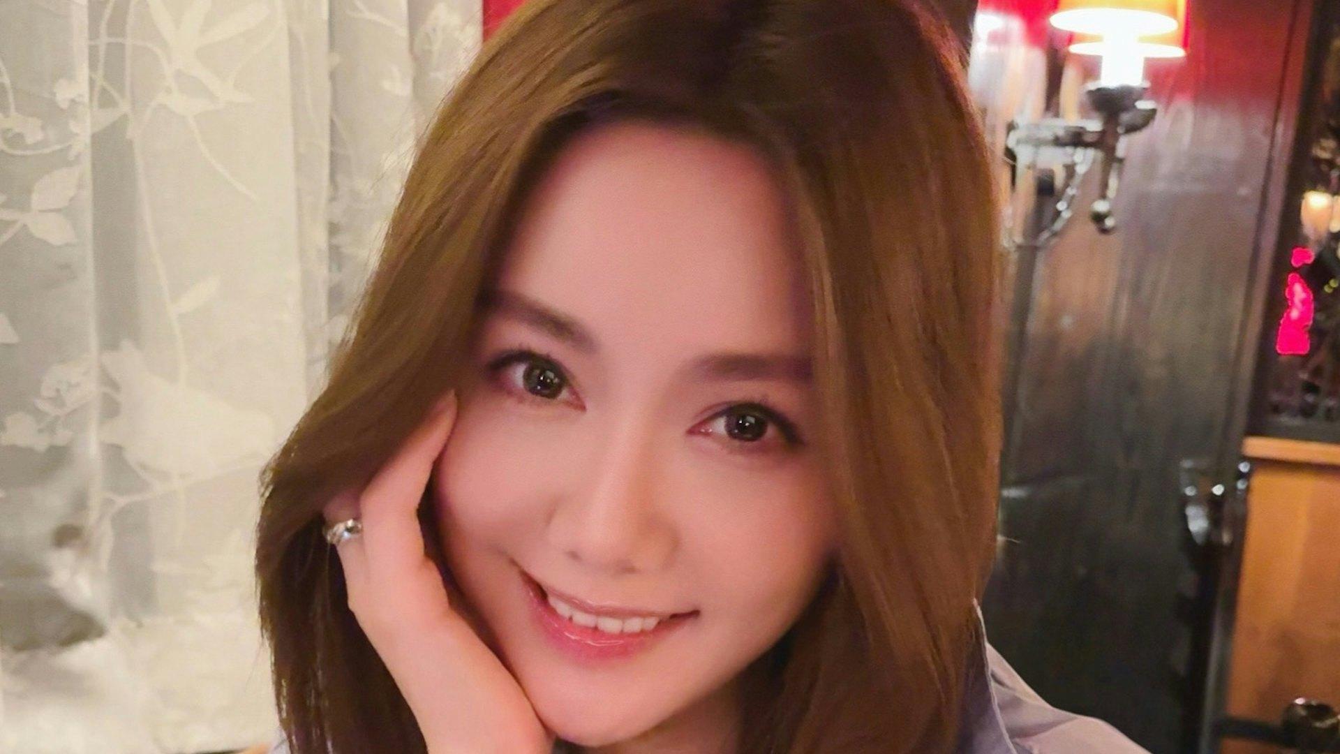 TVB女星盛传怀孕后首现身,与老公合体庆38岁生日,继续遮肚超神秘