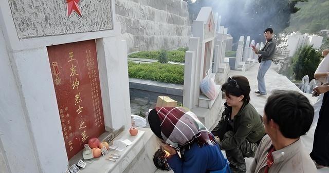 1979年，战士王发坤在对越自卫反击战中壮烈牺牲。28年过去了，当妻子得知他的葬