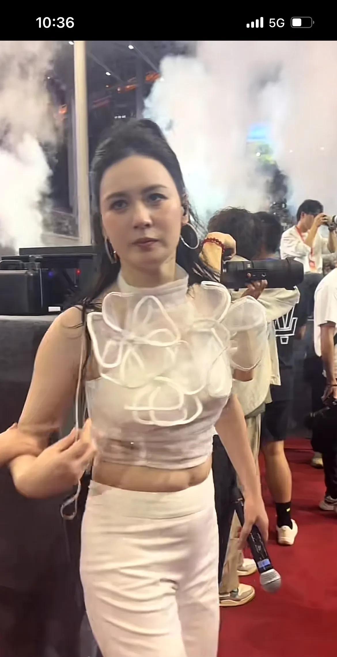 努力赚钱的人最有魅力，唐艺老师就是一个很好的例子，全是汗流浃背，照样在粉丝面前直