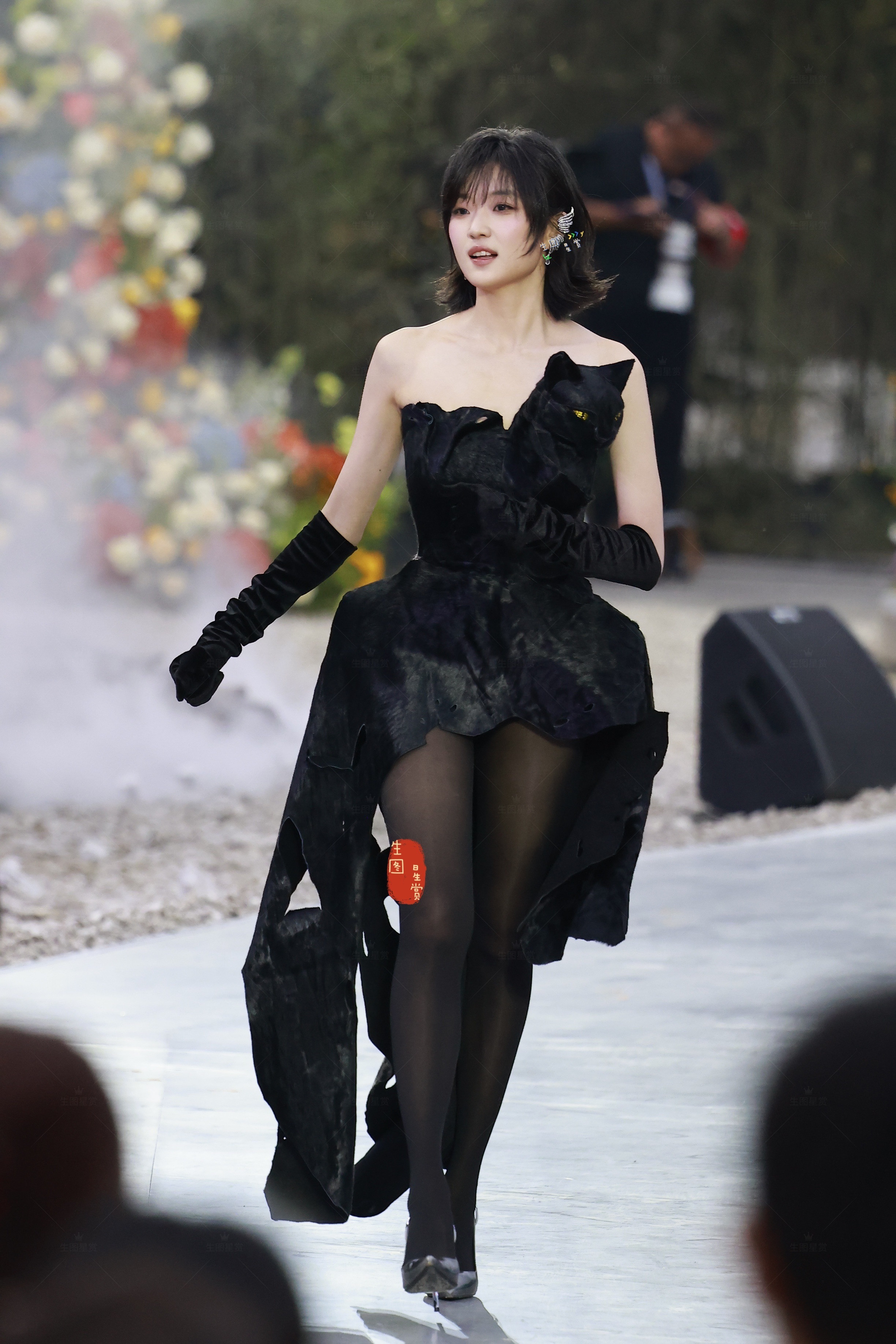 孙千相约峨眉山野心的春天黑丝美腿，是红毯上活泼灵动的小野猫🖤💋