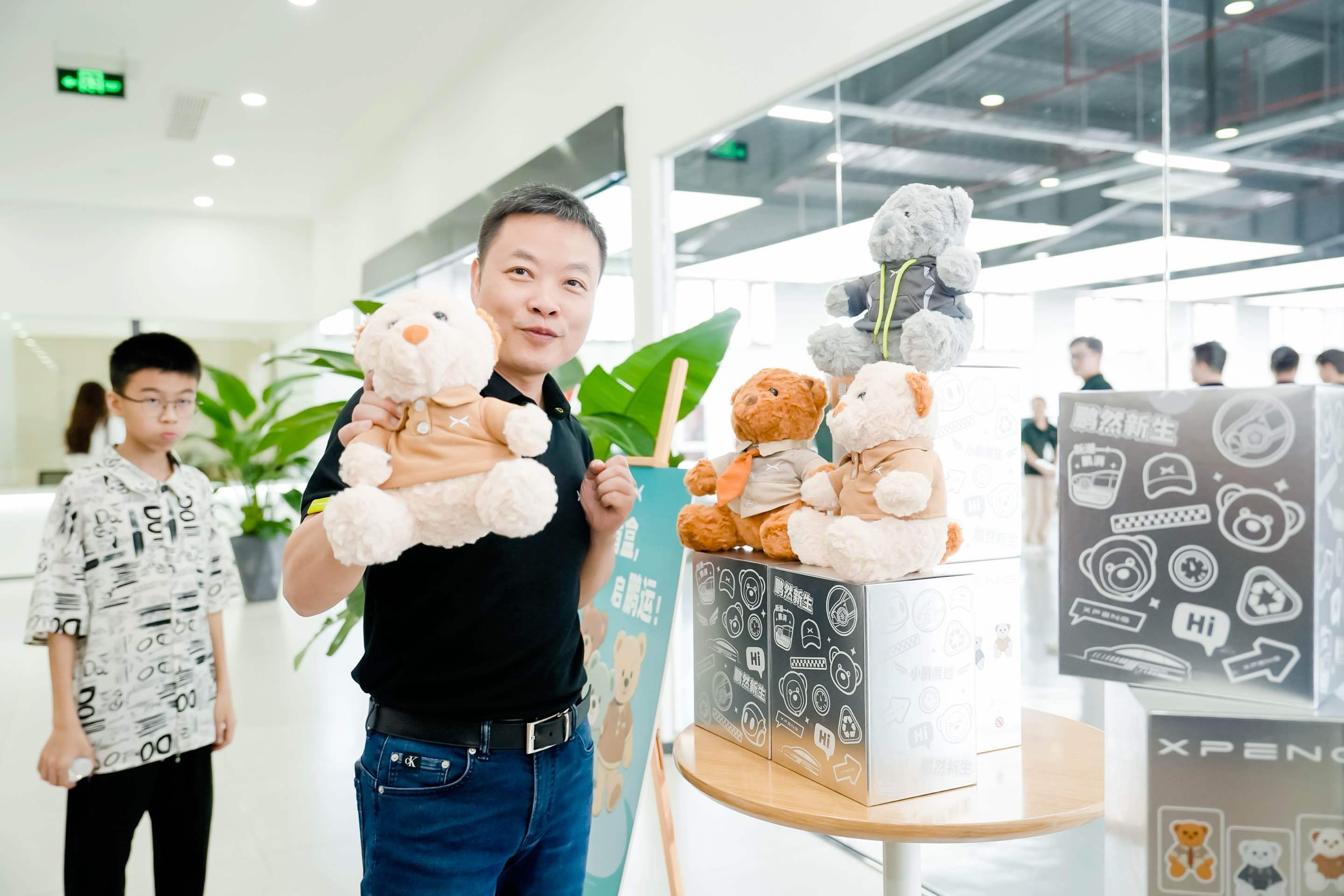 何小鹏在上海为首批G7车主交付何小鹏大师兄上周刚在北京发布G7，这周就立刻现身上