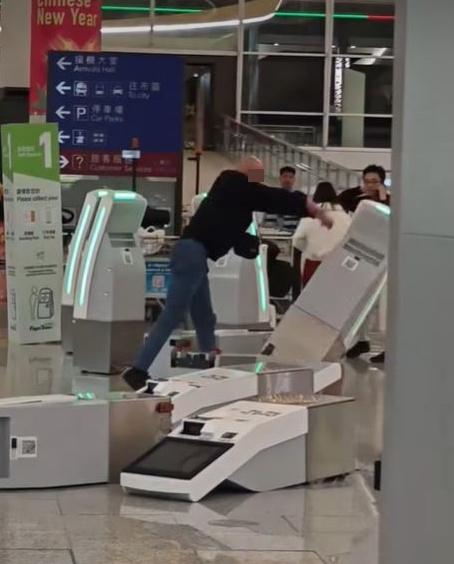 一英国男子大闹香港机场，被抓！最近，有一位英国男子在香港机场，突然情绪失控，推