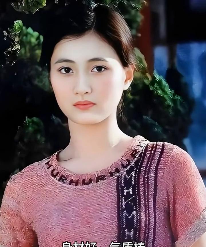 林芳兵年轻时候是真漂亮，身材好、气质棒，五官清秀又大气，特别是穿古装拍戏简直太合