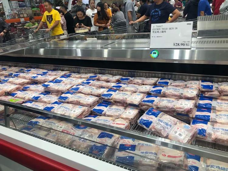一边是山姆等超市日清销毁食品，一边是咱们普通老百姓苦哈哈的买菜日常。我家一