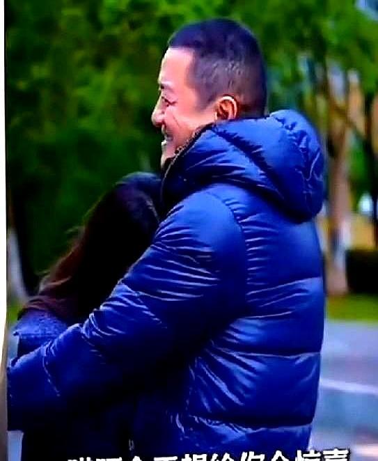 2008年，北川中学16岁的朱春燕被埋72小时，为救同学双腿高位截肢，靠喝墨水吊