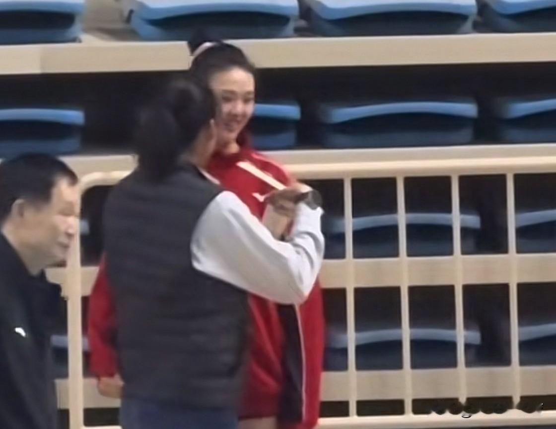 姐妹情深！昨晚上江苏跟北京女排打完，张常宁带着江苏吊打了北京，赛后宝宝张常宁从场