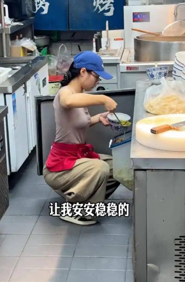 “这个女的火了！”江苏无锡，一个18岁女孩暑假去饭店打工，和老板谈好每天