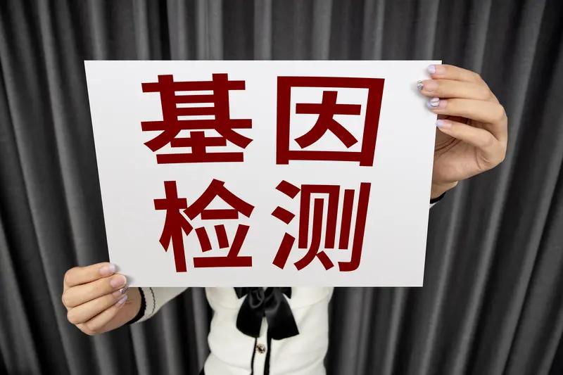 一位大叔怀疑儿媳出轨，于是劝说儿子去做亲子鉴定。儿子无奈之下，带着孩子去了医院，