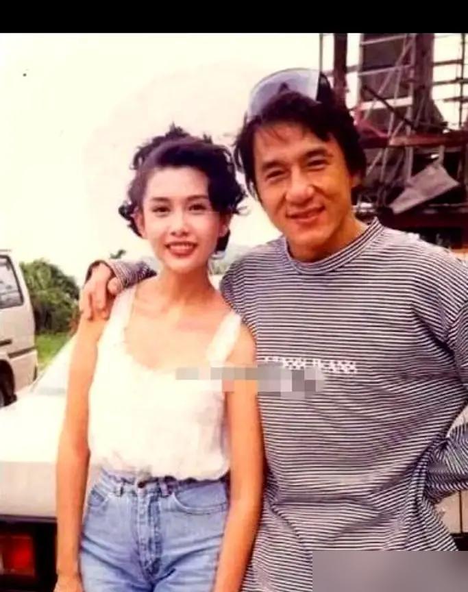 撕掉那块胶布，邱淑贞才真正封神。别信王晶说的什么承诺，我告诉你，那是一场顶级的资