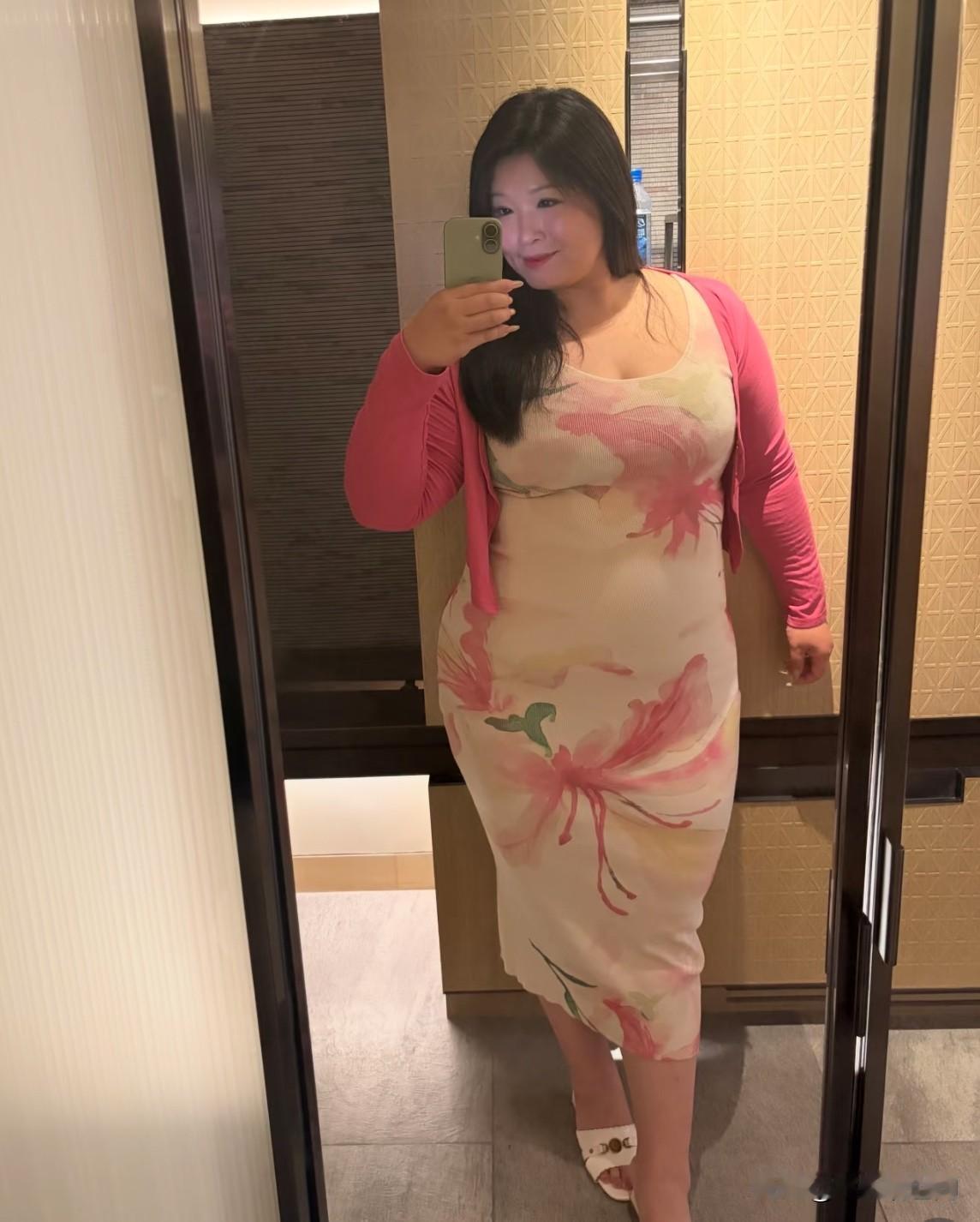 我老婆身材一点也不苗条，身材五大三粗的，但是她很爱拍照！
