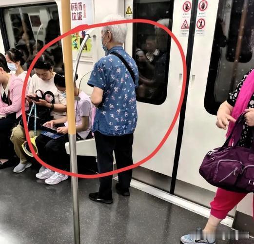 在地铁上看到一个很暖心的场景#温暖瞬间#：一位老奶奶上车后，立刻有人让座。她坐下后，从包里拿出一颗糖