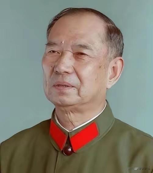 1982年，开国少将尤太忠视察部队，见一副团长好生眼熟，暗骂一句大事不好，立刻打