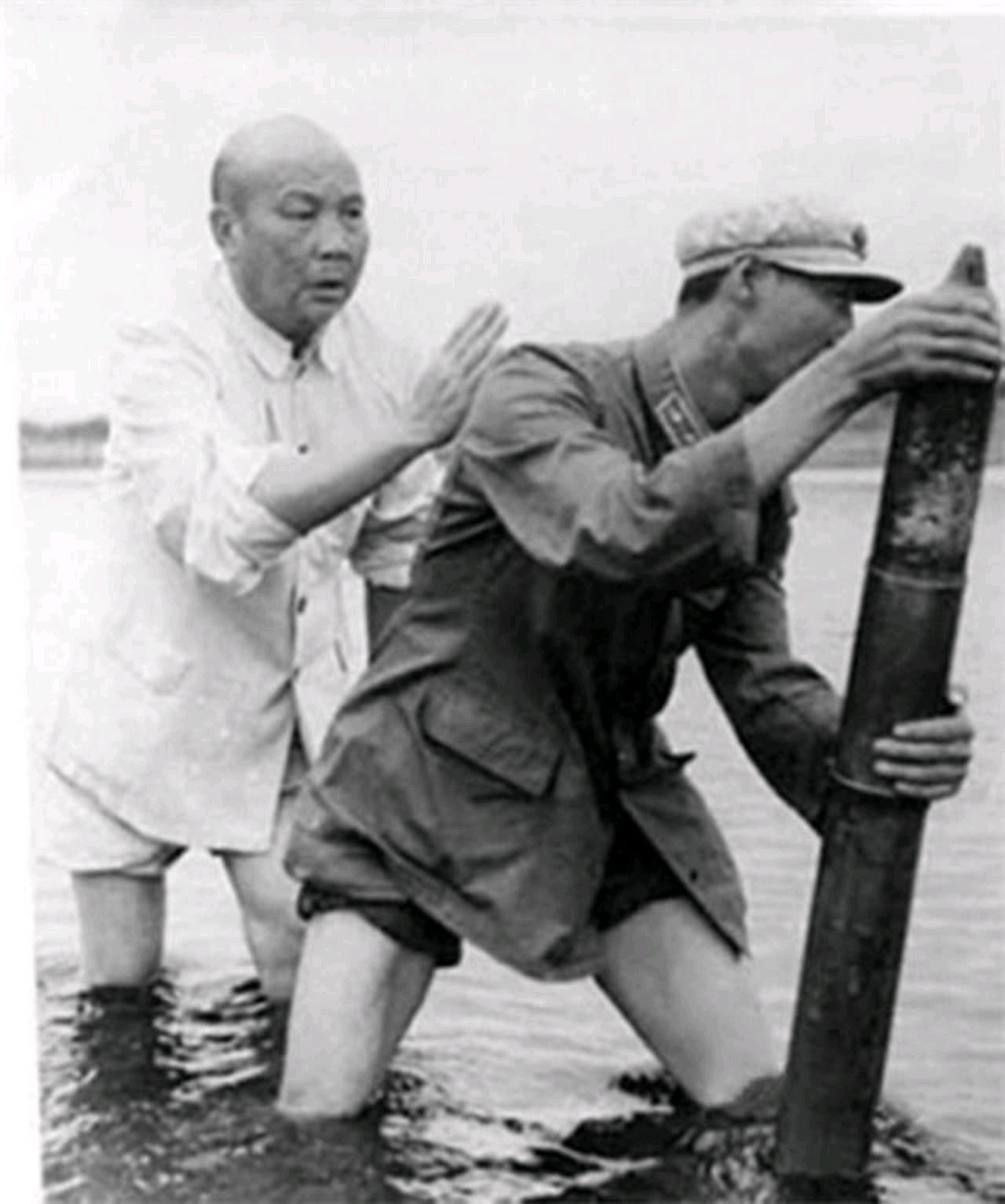 1940年，八路军炮兵营长赵章成正在吃饭，被辣椒辣到涕泗横流。忽然，他眼前一亮：