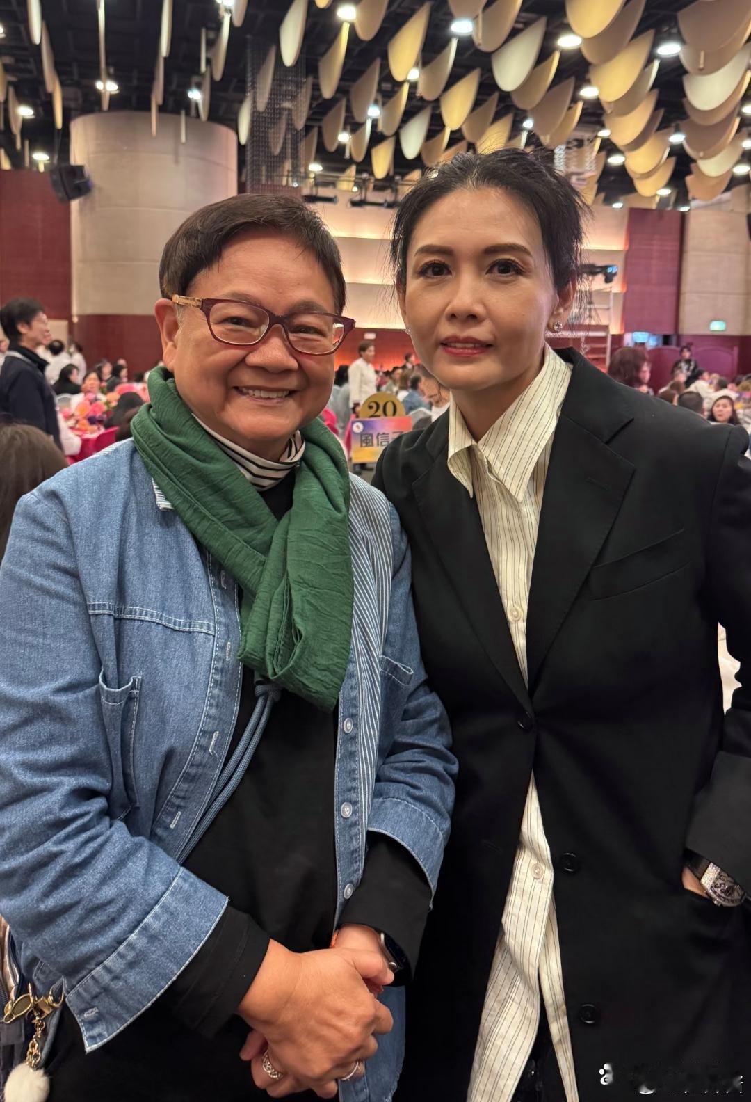 57岁邱淑贞在香港参加慈善晚宴，她现实中真人太美了，脸部虽然有了皱纹，皮肉松弛了