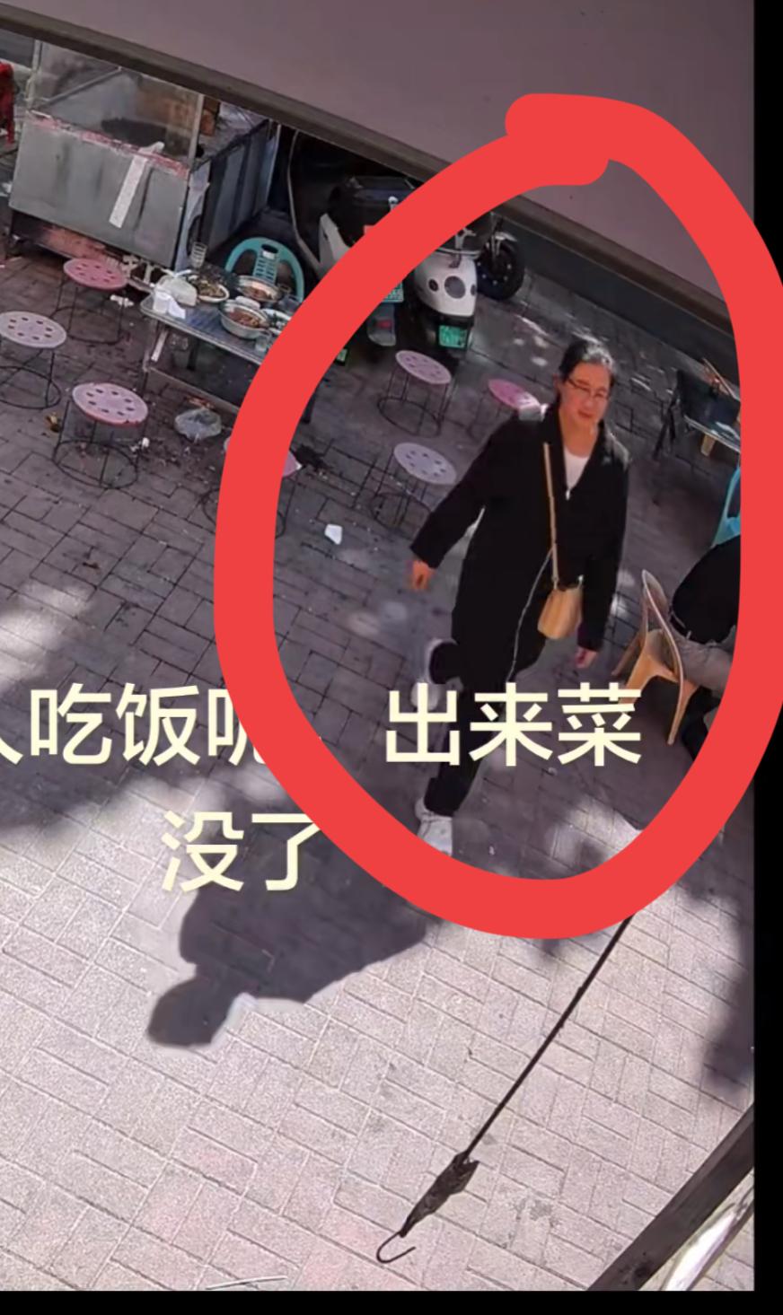 郑州一小吃店老板把饭菜摆在门口等人齐来吃，进店处理一个订单，没想到桌子上的饭菜不