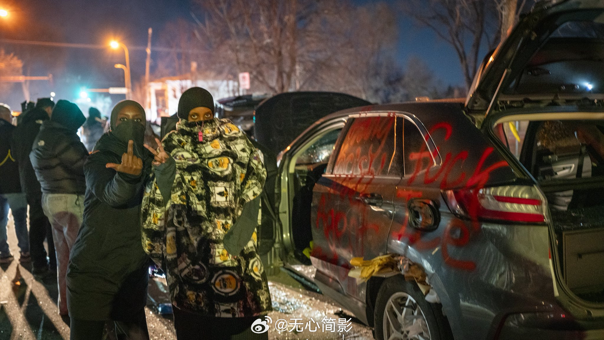 昨晚明尼阿波利斯北部的现场图片显示，骚乱者毁坏了联邦政府车辆，并盗走了车内枪支、