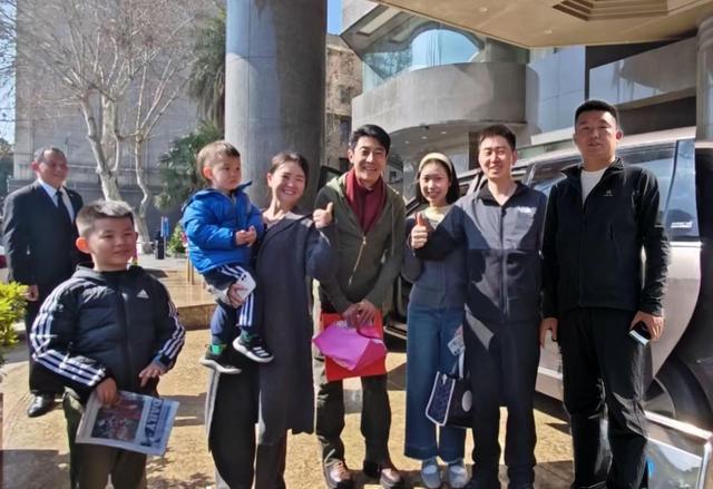 名人就是不一样，出门走亲戚都有人关注。