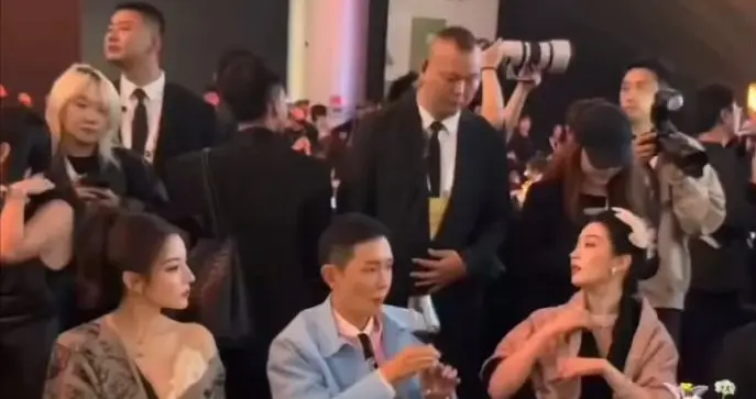 VOGUE盛典内场, 刘冲左边刘亦菲右边迪丽热巴