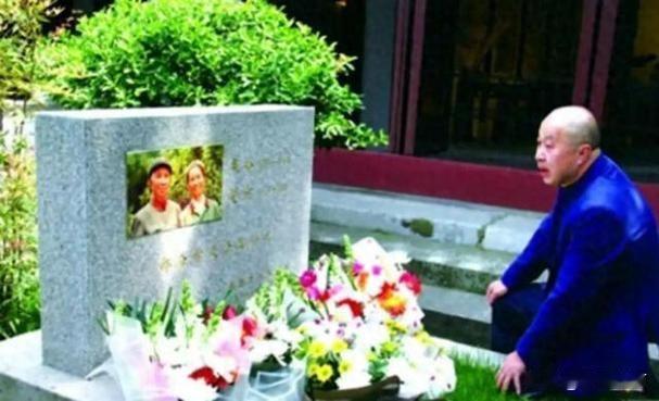 🍁2020年4月(清明前后），粟裕长孙粟志军独自为爷爷扫墓。在墓前，粟志