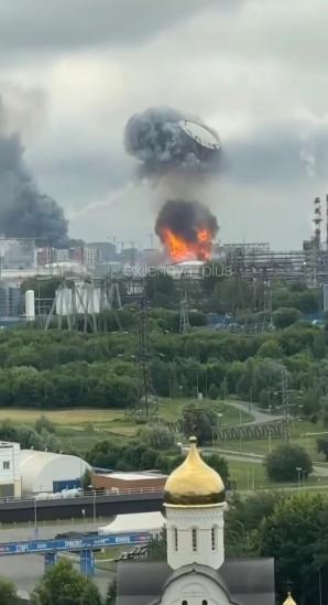 莫斯科又被炸了，巨型储油罐钢盖，都被炸得飞上天了，炸出去几十米高！乌军再一次爆炸