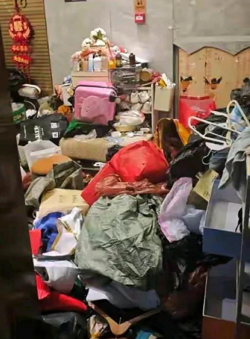大姨独自住在上海3600万的豪宅里，每天早、中、晚三次出去捡垃圾，而她捡来的垃圾