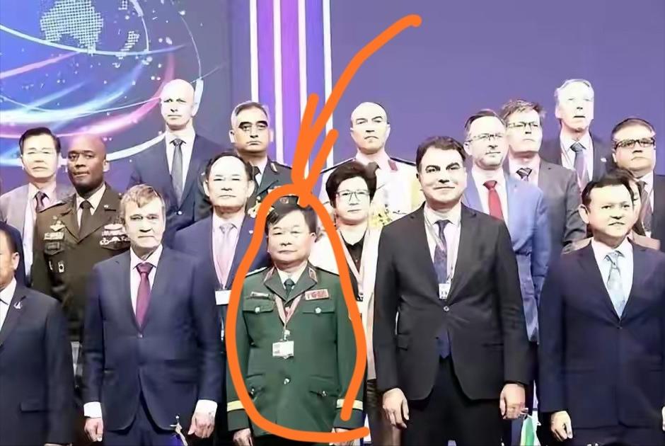 即讽刺，又搞笑。堂堂越南国防部副部长、上将军衔，在晚宴期间对一名韩国国防部女公务