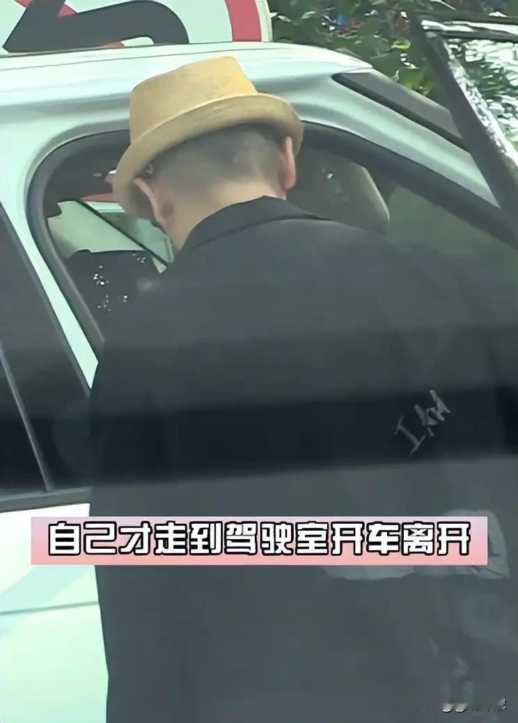 恩爱二十年！赵文卓夫妻路透曝光，妻子腹部隆起，四胎传闻冲上热搜近日，54岁赵