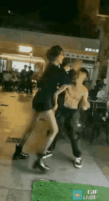 男了吃烧烤，发烧，脱了上衣，邻桌的巴西美女说，先生还是注意点形象这男子鬼火冒