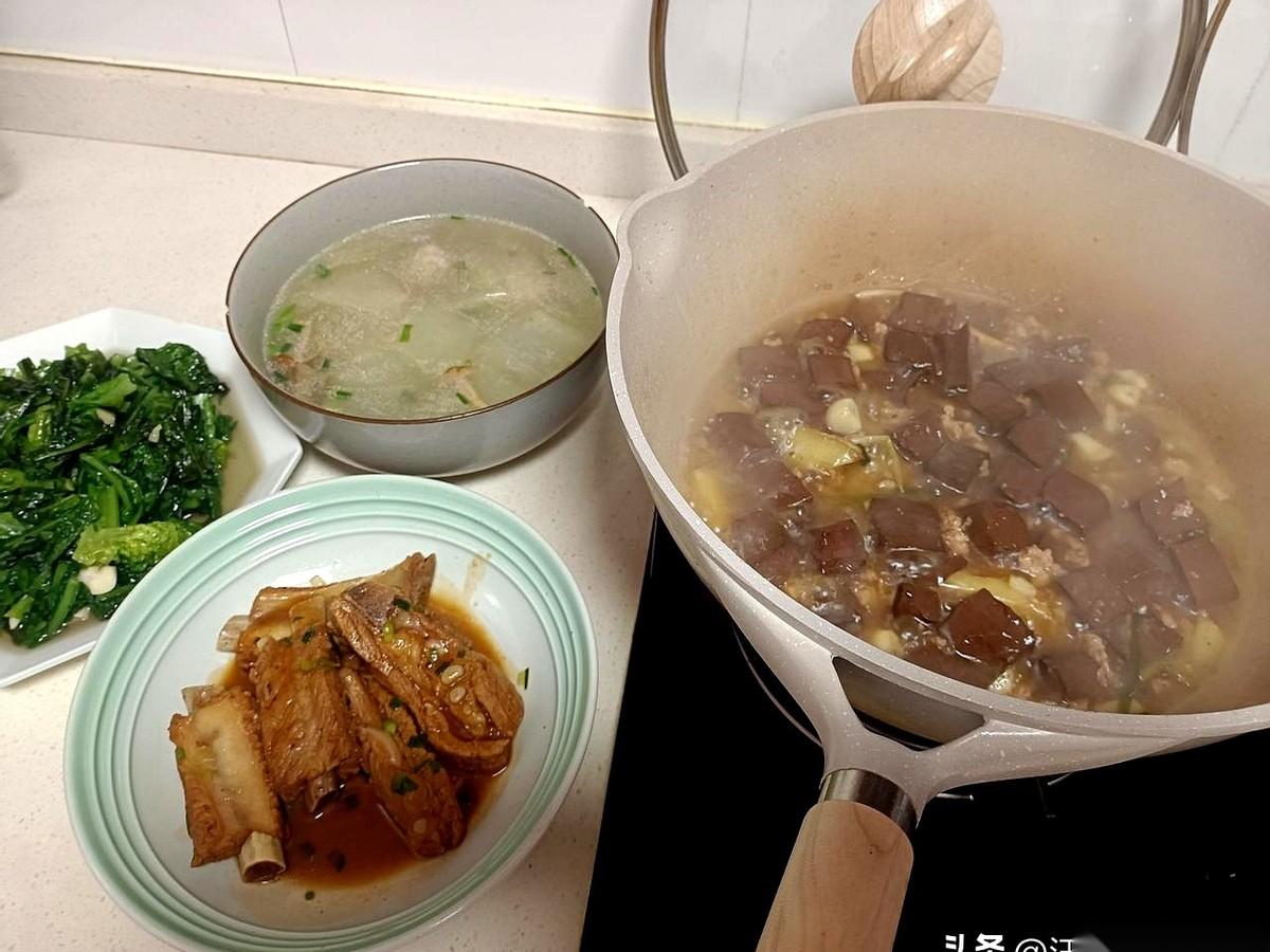 先生的信息弹出来，屏幕上就两行字：4点半他来替我，5点45分开饭。我盯着手机，