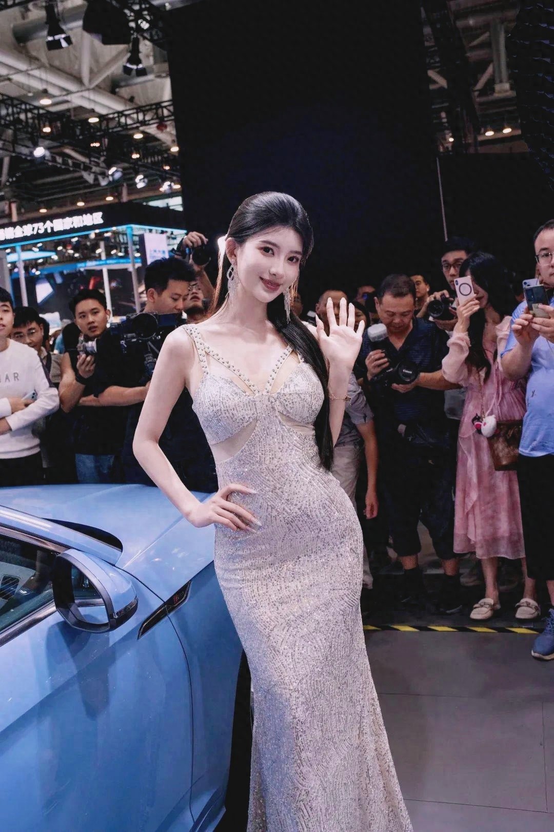 ‘天使车模’：3.5亿播放量背后，她的腿比车更耀眼？