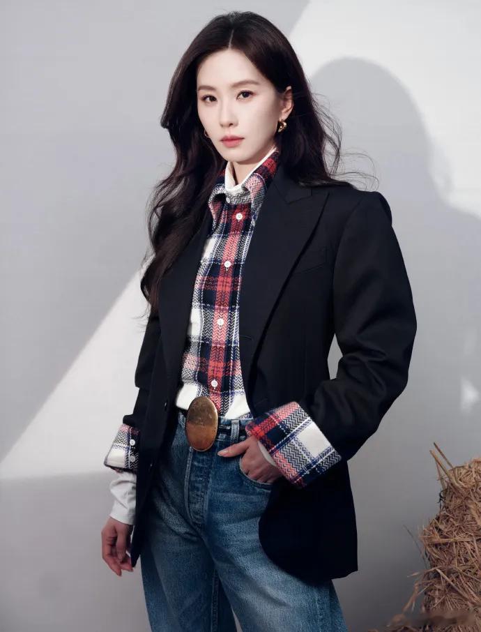 刘诗诗的气质真是出挑，穿黑色西装+格纹衬衫+牛仔裤，简约又高级！！！！