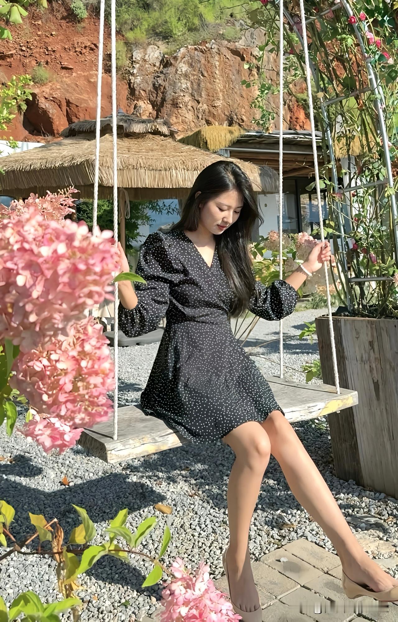 夏日悠游，摇摆于花海之间，享受宁静时光。🌸🍃