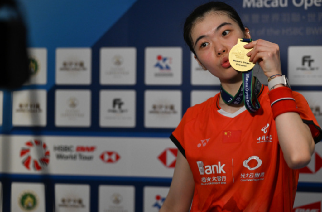 4月2日，羽毛球运动员高昉洁发长文正式宣布将在亚锦赛后退役，告别运动员身份。她在