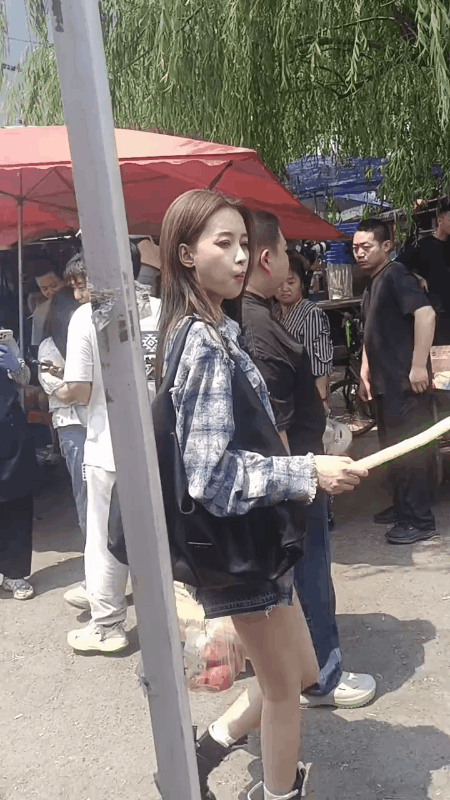 北京网友近日在街头偶遇德云社相声演员:孙越。以及女演员:孙怡。当时他们俩人正