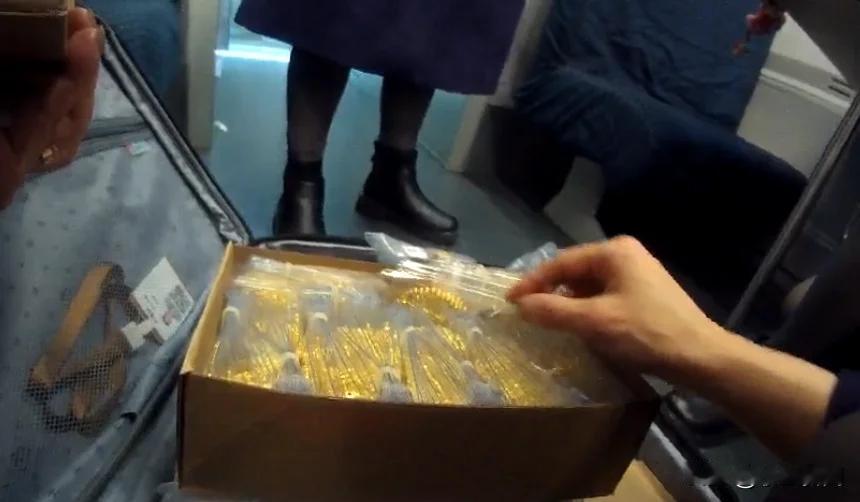 这可是金子，都能弄丢？某高铁到达上海站，列车长发现车厢里有个黑色行李箱，两个人